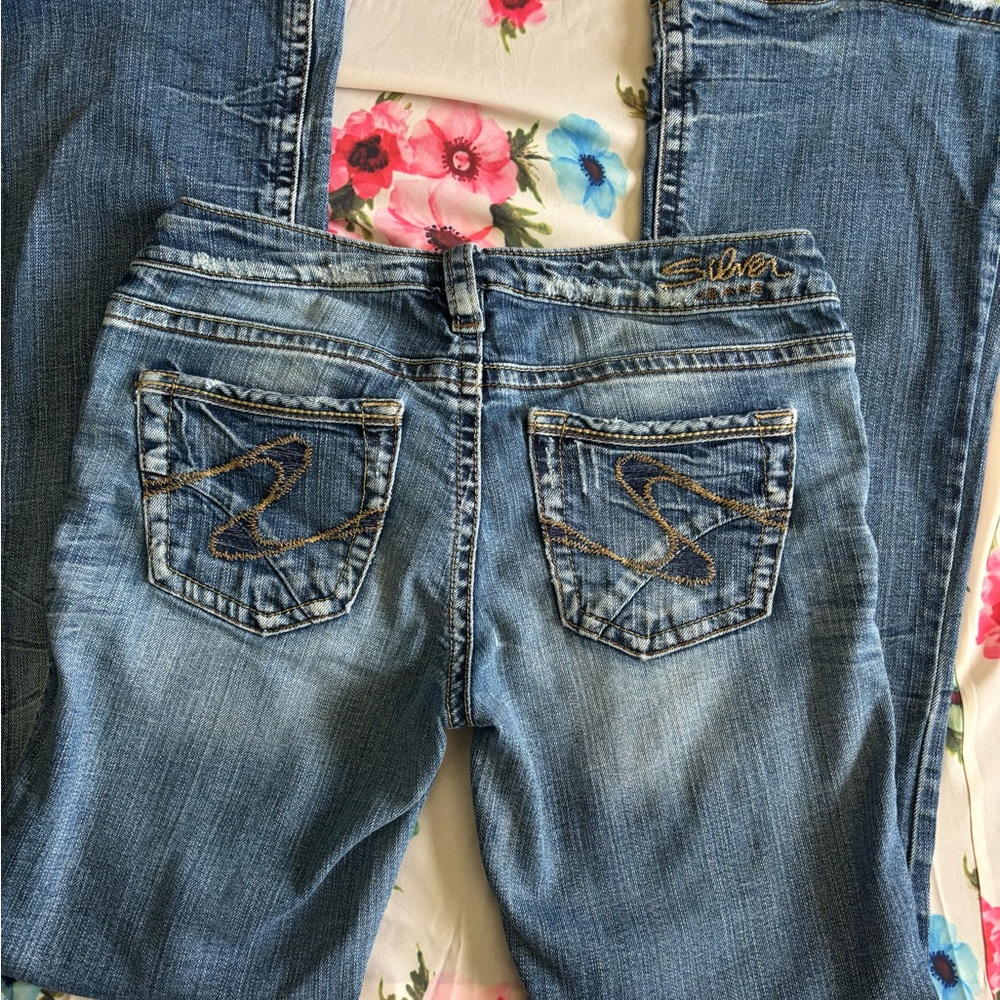 Silver Jeans Women's Medium Blue Bootcut Jeans with Embroidered Back Pockets